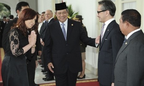 Indonesian President Susilo Bambang Yudhoyono introduce Indonesian Foreign Minister Marty Natalegawa to his Argentina's President Cristina Fernandez de Kirchner (left) at the presidential palace in Jakarta on Thrusday.