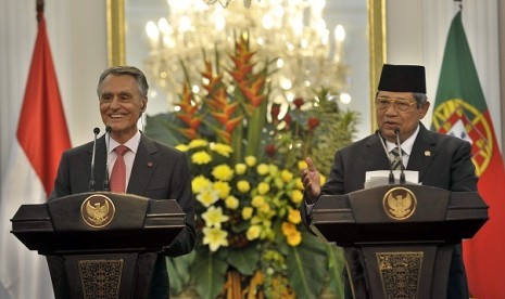 Indonesian President Susilo Bambang Yudhoyono (right) and the visiting Portuguese President, Anibal Antonio Cavaco Silva meet the media persons in Presidetial Palace, Jakarta, Wednesday.   