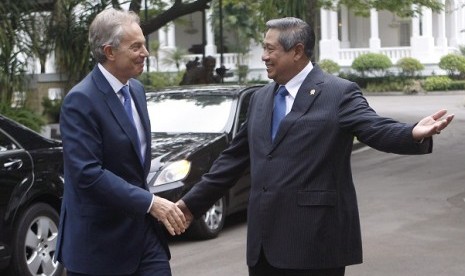 Indonesian President Susilo Bambang Yudhoyono (right) greets former British Prime Minister and current Mideast quartet envoy Tony Blair prior to their meeting at the state palace in Jakarta on March 20, 2013.