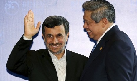 Indonesian President Susilo Bambang Yudhoyono (right) greets his Iranian counterpart Mahmoud Ahmadinejad before the opening of the 5th Bali Democracy Forum in Nusa Dua, Bali November 8, 2012.   