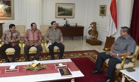 Indonesian President Susilo Bambang Yudhoyono (right) meets some retired generals at the presidentil office in Jakarta on Wednesday. 