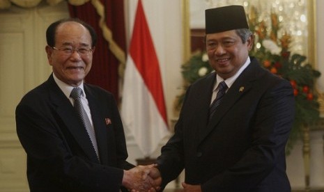 Indonesian President Susilo Bambang Yudhoyono (right), shakes hands with Kim Yong-nam, President of the Presidium of the Supreme People's Assembly of North Korea, during a meeting at Merdeka palace in Jakarta, Indonesia, Tuesday, May 15, 2012. Kim is on a 