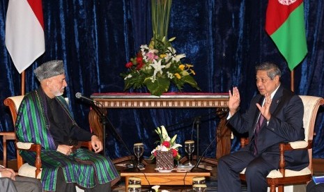 Indonesian President Susilo Bambang Yudhoyono (right) talks with his Afghanistan counterpart Hamid Karzai during their bilateral meeting at the sidelines of the 5th Bali Democracy Forum in Nusa Dua, Bali November 9, 2012.   