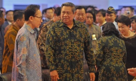 Indonesian President Susilo Bambang Yudhoyono (second left) and former Sout Korean president Myung Bak Lee (left) attend the inauguration of Hankook Tire's global production center in Cikarang, West Java, on Tuesday (17/9).