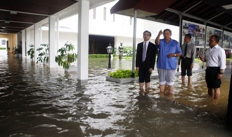 Indonesian President Susilo Bambang Yudhoyono (second left) and Minister of Foreign Affairs Marty Natalegawa inspect a flooded presidential palace compound in Jakarta on Thursday.