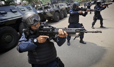 Indonesian presidential guard (Paspampres) join a security exercise in Jakarta before the 5th Bali Democracy Forum (BDF) Summit held November 8-9 in Nusa Dua, Bali. The security personnel involved in the event are from Paspampres, armed forces, and police.