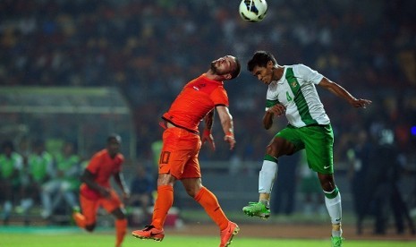 Indonesian team (in green costume) holds a friendly match Netherlands (in orange costume) in Jakata on Friday. (file photo)