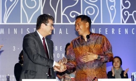 Indonesian Trade Minister Gita Wiryawan, right, shakes hands with World Trade Organization (WTO) Director-General Roberto Azevedo during the closing ceremony of the ninth WTO Ministerial Conference in Bali, Indonesia, Saturday, Dec. 7, 2013. 