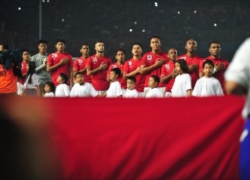 Indonesian U-23 Team members sing national anthem before the Sea Games XXVI 2011 match (ilustration)