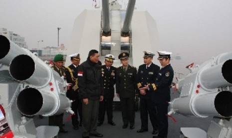 Indonesian Vice Minister of Defense Sjafrie Sjamsoeddin (left), talks with Chinese Maritime Commander, Captain Li Yu Jie and Captain Liu Jian Feng as ship commander 