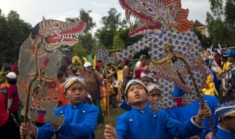 Indonesian youths play puppets traditionally called 'wayang' during a carnival commemorating the 267th anniversary of the city of Solo, Central Java, Indonesia, on February 18. The city has been nominated for New 7 Wonders Cities.   