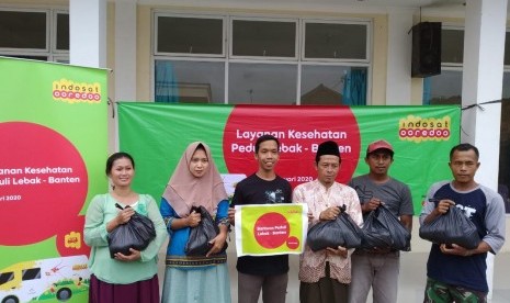 Indosat Ooredoo bersama Rumah Zakat salurkan bantuan sembako ke korban banjir.