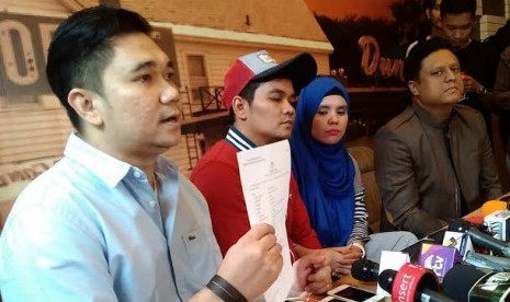 Indra Bekti bersama istri dan kuasa hukumnya. 