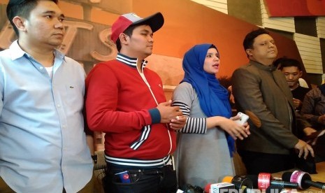 Indra Bekti bersama istri dan kuasa hukumnya