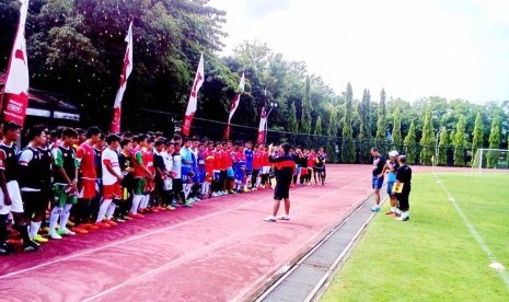 Indra Sjafri memberi arahan peserta Loop Elite Camp di lapangan UNY.