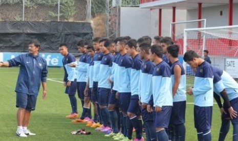 Indra Sjafri memberikan pengarahan kepada para pemain timnas U-19 di Madrid.