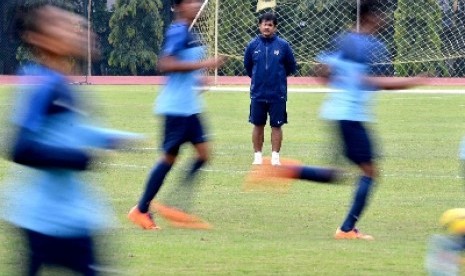 Indra Sjafri mengawasi latihan timnas U-19 di lapangan Universitas Negeri Yogyakarta.