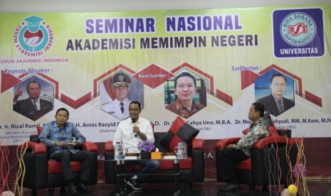 Indra Uno bersama Gubernur DKI Jakarta Anies Baswedan saat menjadi pembicara di Seminar FAI.