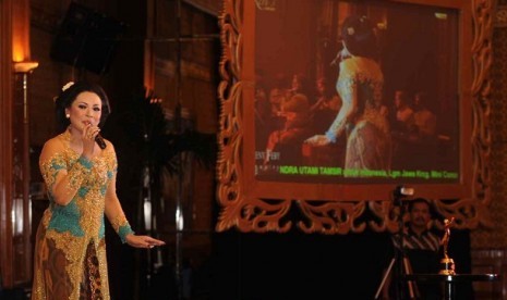 Indra Utami Tamsir saat menggelar mini konser Keroncong bertajuk 'Persembahan Indra Utami Tamsir untuk Indonesia' di Hotel Sultan Jakarta, (24/8)