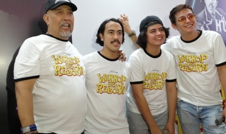 Indro Warkop bersama tiga pemain Dono, Kasino, dan Indro di film Warkop DKI Reborn.   