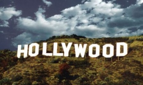 Industri film Amerika Serikat berpusat di Hollywood dan mengimpor filmnya ke Indonesia