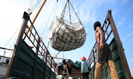 Industri Gula Nasional Harus Diproteksi: Pekerja melakukan bongkar muat gula putih di Pelabuhan Sunda Kelapa, Jakarta Utara, Selasa (24/3).