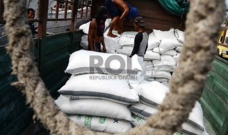 Industri Gula Nasional Harus Diproteksi: Pekerja melakukan bongkar muat gula putih di Pelabuhan Sunda Kelapa, Jakarta Utara, Selasa (24/3).