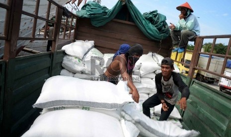 Pekerja melakukan bongkar muat gula putih di Pelabuhan Sunda Kelapa, Jakarta Utara, Selasa (24/3).