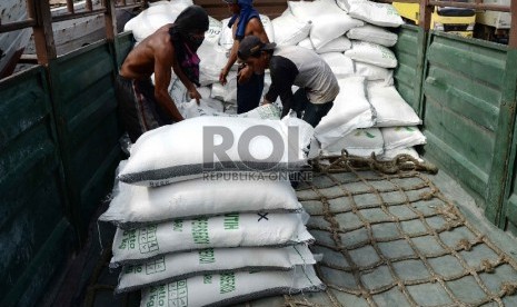 Industri Gula Nasional Harus Diproteksi: Pekerja melakukan bongkar muat gula putih di Pelabuhan Sunda Kelapa, Jakarta Utara, Selasa (24/3).