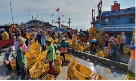 Industri perikanan indonesia mengalami pertumbuhan positif. PDB perikanan dari tahun 2014 - 2021, di atas 5 persen dan di atas pertumbuhan PDB Nasional. Tampak kesibukan para nelayan di salah satu pelabuhan ikan di Tanah Air (Ilustrasi)