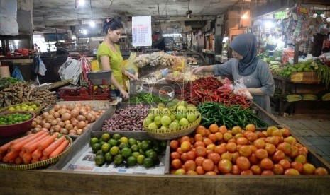 Aktivitas jual beli bahan makanan di Pasar Rumput, Jakarta, Rabu (1/4). 