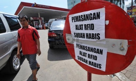   Informasi mengenai habisnya alat radio frequency identification (RFID) tag dipasang di depan SPBU milik Pertamina di Jalan Rasuna Said, Kuningan, Jakarta, Kamis (28/11).  (Republika/Aditya Pradana Putra)