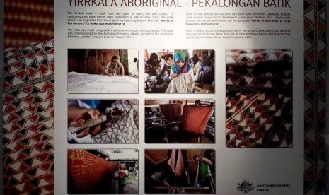 Informasi tentang batik Yirrkala yang dipertunjukkan di Indonesia Fashion Week.