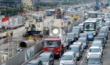 Infrastruktur Transportasi Massal: Pekerja menyelesaikan proyek pembangunan Mass Rapid Transit (MRT) di Jalan MH. Thamrin, Jakarta, Kamis (26/2).