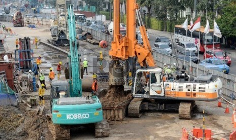 Infrastruktur Transportasi Massal: Pekerja menyelesaikan proyek pembangunan Mass Rapid Transit (MRT) di Jalan MH. Thamrin, Jakarta, Kamis (26/2).