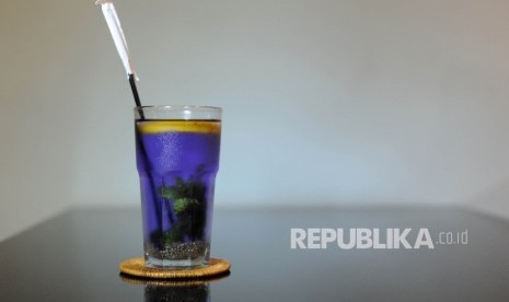 Infused water bunga telang dan chia seed. Teh bunga telang diyakini mengandung khasiat meningkatkan kesehatan dan pengobatan.