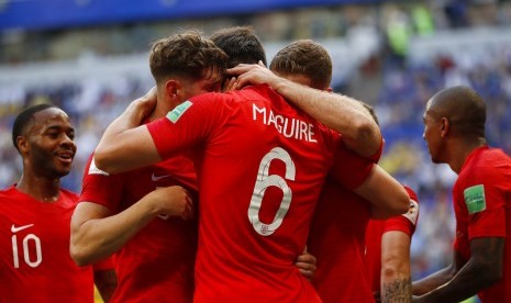 Pemain Inggris Harry Maguire merayakan dengan teman-teman timnya setelah mencetak gol pembuka timnya selama pertandingan perempat final antara Swedia dan Inggris di Piala Dunia 2018 sepak bola di Samara Arena, di Samara, Rusia, Sabtu, 7 Juli 2018. 