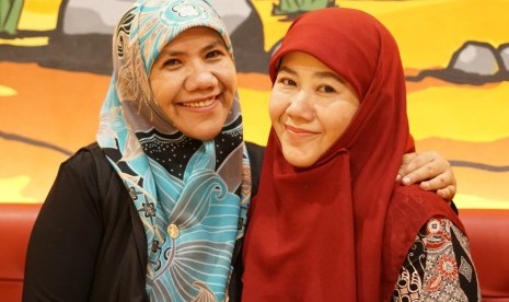 Helvy Tiana Rosa (kiri) dan Asma Nadia.