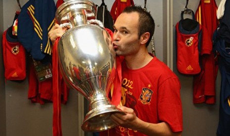 Iniesta mencium trofi Henry Delaunay