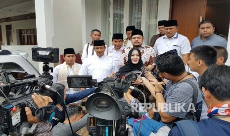 inisiator Bang Japar Fahira Idris, saat mempertemukan para jawara dan pengacara dengan Pasangan Anies-Sandi. 