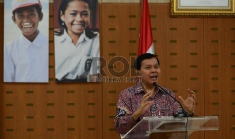  Inisiator Gerakan Kawal Pendidikan Fasli Jalal memberikan pemaparan mengenai Gerakan Kawal Pendidikan saat berdiskusi di Gedung Kementrian Pendidikan dan Kebudayaan, Jakarta, Kamis (3/12).