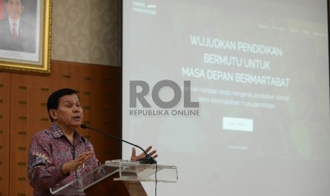 Inisiator Gerakan Kawal Pendidikan Fasli Jalal memberikan pemaparan mengenai Gerakan Kawal Pendidikan saat berdiskusi di Gedung Kementrian Pendidikan dan Kebudayaan, Jakarta, Kamis (3/12). 