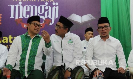 Inisiator Nusantara Mengaji Muhaimin Iskandar (kiri), bersama Koordinator Nasional Nusantara Mengaji Jazilul Fawaid (tengah) dan Menteri Tenaga Kerja Hanif Dakhiri menghadiri Khataman Akbar Nusantara Mengaji di Masjid Siti Rawani, Bekasi, Jawa Barat, Mingg