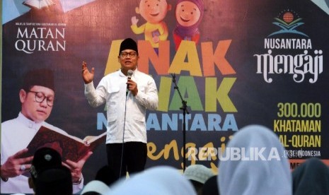  Inisiator Nusantara mengaji Muhaimin Iskandar menyampaikan kata sambutannya pada acara deklarasi Ikrar Anak-anak Nusantara Cinta Alquran dan Mengaji, di Jakarta, kamis (5/5). 