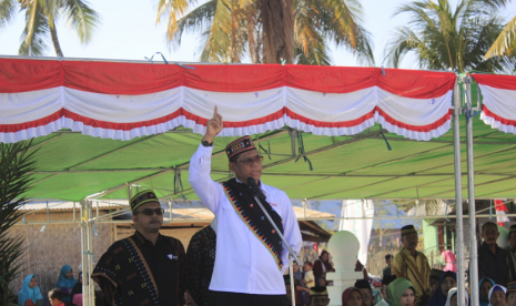 Inisiator, Pendiri dan Ketua Pembina Dompet Dhuafa Parni Hadi melaksanakan Upacara kemerdekaan di pesisir Pantai Ronting.