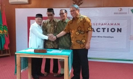 Inisiator, Pendiri, Ketua Dewan Pembina Dompet Dhuafa,  Parni Hadi, Ketua Pengurus Yayasan Dompet Dhuafa, Ismail A Said, Ketua Yayasan Bina Swadaya, Bayu Krisnamurthi dan Ketua Pembina Yayasan Bina Swadaya, Bambang Ismawan menandatangani MoU Pancasila in Action di Kampus Umar Usman, Jakarta, Selasa (12/2). 