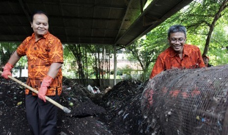 INJAU PENGOLAHAN SAMPAH. Pasangan Cagub-Cawagub DKI Jakarta Hidayat Nur Wahid bersama Didik J Rachbini memasukkan sampat saat meninjau Tempat Pengolahan Sampah Terpadu Rawa Sari, Cempaka Putih, Jakarta, Rabu (13/6). TPST tersebut mengolah sampah rumah tang