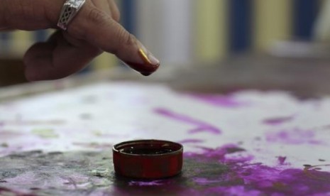 Ink is seen on a voter's finger at a polling station near the Saladin Citadel on the third day of voting in the Egyptian presidential election in Cairo, May 28, 2014.