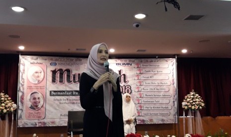 Inneke Koesherawati berbagi pengalaman dan inspirasi di acara Muslimah Fair 2018 yang diadakan oleh PTSI.