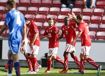 Innocent Emeghara (dua kanan) usai menjebol jala Islandi di laga Euro U21 2011